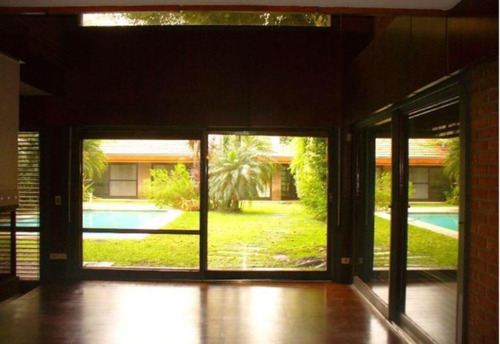 Casa 3 Dormitorios Con Playroom, En El Bajo De Beccar. Pileta.