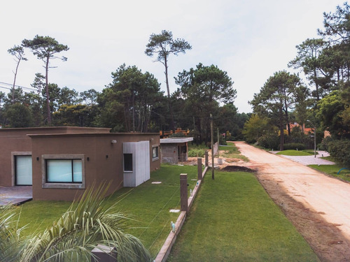 Imagen 2 de 25 de Venta Casa Con 3 Dormitorios Y Piscina En Parque Burnett Punta Del Este