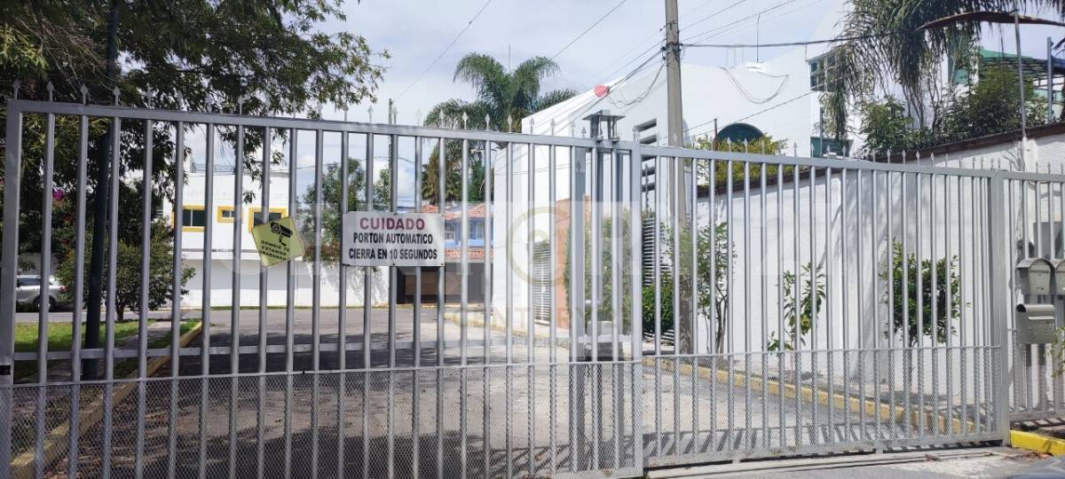 Venta De Casa En Fraccionamiento Junto A Puerta De Hierro, Sobre Av. 15 De Mayo.