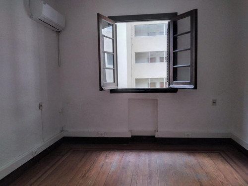 Imagen 14 de 21 de Oficina En 18 De Julio Frente A La Intendencia, 313 M2, Reciclada !!