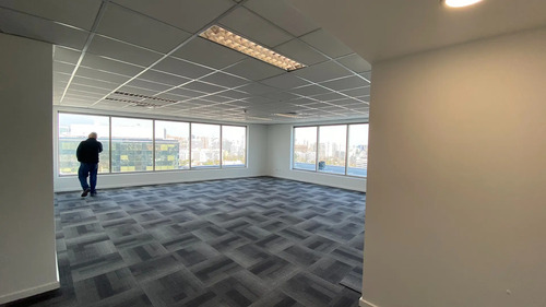 Oficina Recién Remodelada, Cómodo  Edificio Vitacura