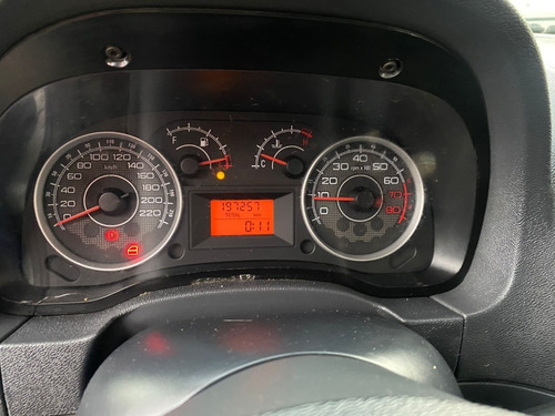 Imagem 14 de 15 de Fiat Idea Attractive 1.4 2013