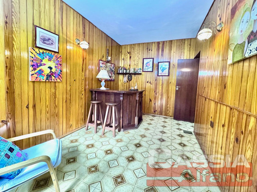 Chalet En Dos Plantas Amplio Lote Con 3 Dormit. Y Servicios, Quincho, Fondo Libre