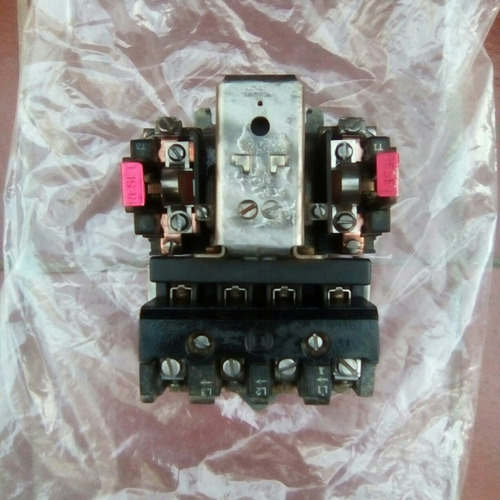 Contactor Trifásico 60 A  Bobina 110 / 220 V Marca Square D