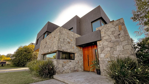 Casa En Venta En Arenas Del Sur, Mar Del Plata.