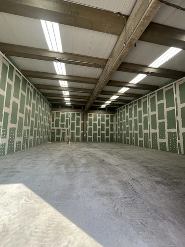 Bodega Con Amplias Áreas Comunes Y Conexión A Autopistas