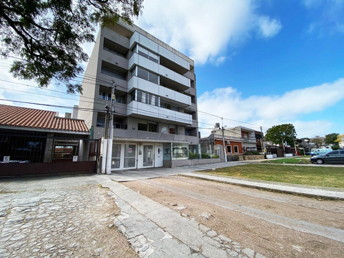 Alquiler Apartamento En Av. Dr. Luis A. De Herrera Con 2 Dormitorios En Brazo Oriental