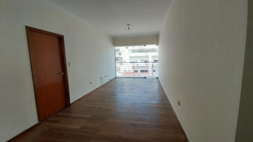 Departamento En Venta. 2d En Laprida Al 100