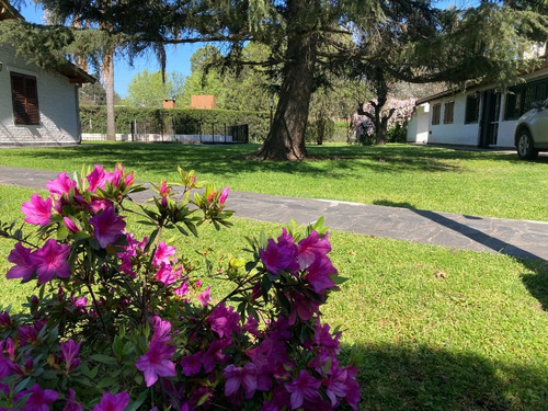 Imagen 3 de 25 de Casa Con Hermoso Parque En B° Los Robles Del Monarca Dueño Vende