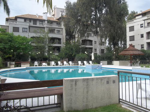 Departamento En Alquiler Casonas Del Sur 2 1/2 Dormitorios Con Cochera Bºjardin