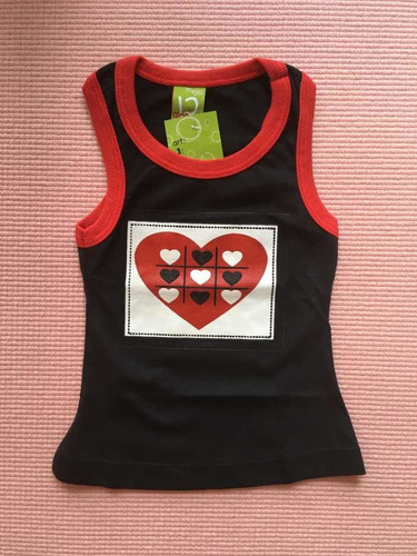 Musculosa Negra Con Estampa De Corazones Y Fondo Negro