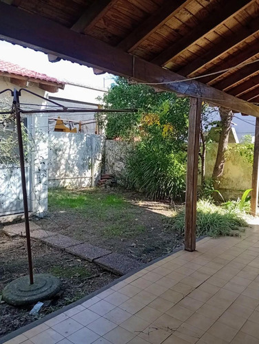 Casa En Venta - 3 Dormitorios 1 Baño - Cochera - 240mts2 - Lanús