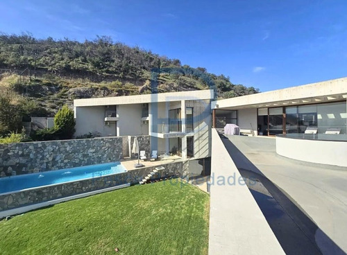 Casa Mediterránea En Prestigioso Y Seguro Condominio