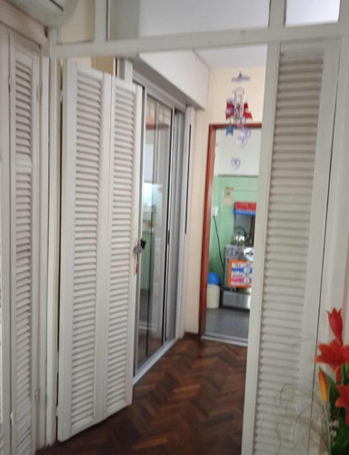 Vendo Apartamento De 2 Dormitorios Y Cochera Fija, Acepta Banco, Ubicado En Capurro.