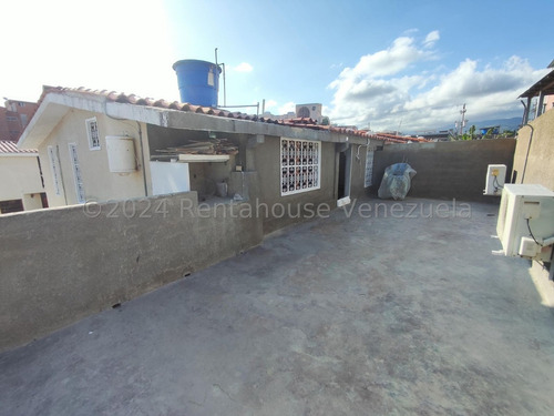 José Trivero Vende Hermosa Casa Ubicada En Excelente Zona De Cabudare, Cuenta Con Tanque Subterraneo
