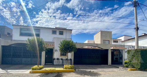 Propiedad  Con Dos Casas En Venta En San Carlos,  Primera Sección,  Metepec