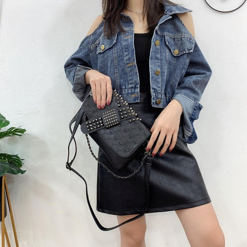 Descuento. Aplicable A: Bolso Mujer Remachado Negro