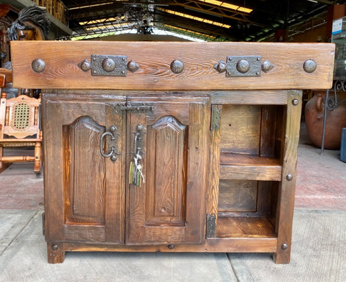 Original Comoda Credenza En Madera Antigua Cubierta De Viga.