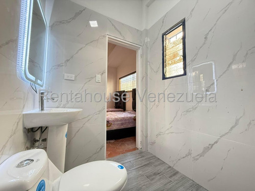 Hermosa Casa Quinta De 2 Niveles En Venta Ubicada En Alto Prados Del Este 25-17674