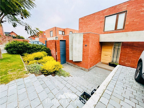 Casa En Venta De 4 Dorm. En Peñalolén Sector Las Pircas