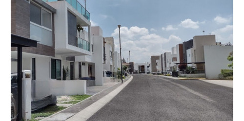 Casa En Venta, Recuperación Bancaria, Fraccionamiento Sonterra, Santiago De Queretaro , Queretaro. Laab2