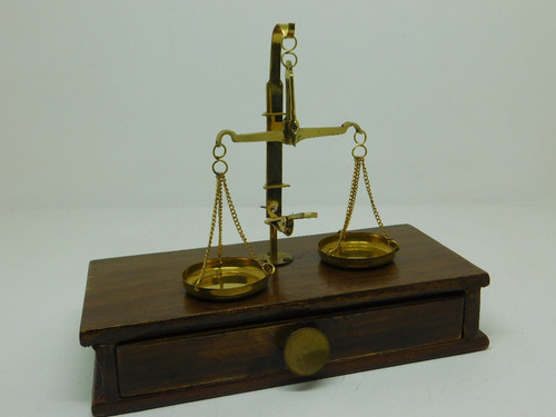 Imagen 2 de 3 de Balanza Elaborada En Madera Y Bronce Decorativa (nuevo)