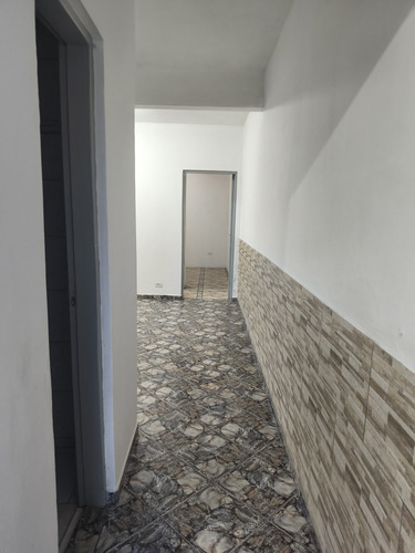 Aluga Se Casa Grande Com 3 Quartos, 2 Banheiros E Lavanderia