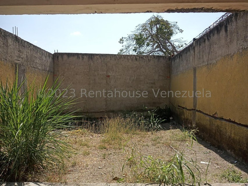 Imagen 11 de 16 de Obra Gris Cocina En Mampostería Con Tope De Granito. Baño En Planta Baja Remodelado Tanque De Agua Subterráneo, Línea Cantv. Conjunto Exclusivo De Solo 52 Th. Agua De Pozo. Vigilancia Privada 24 Hrs.