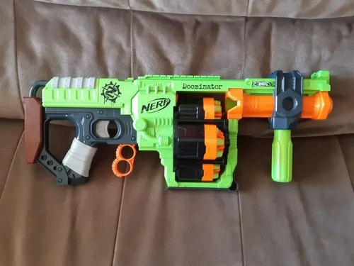 Lançador Nerf Zombie Strike Doominator - 4 Tambores - Hasbro