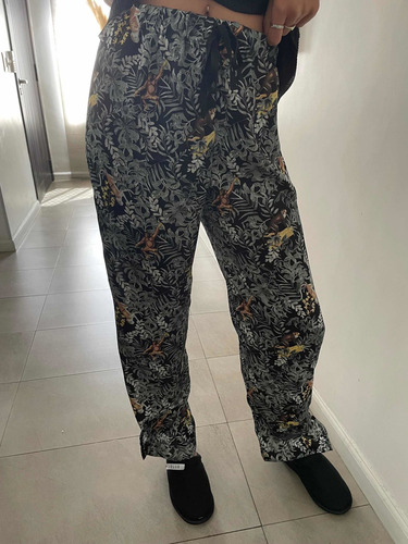 Imagen 3 de 4 de Conjunto Pijama Joelle Negro Saten Estampado Elegante Jelue