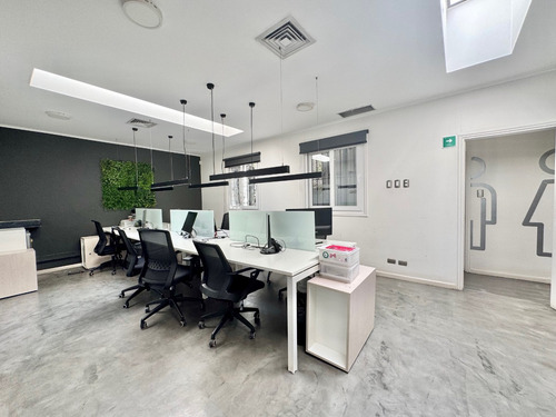 Oficina Remodelada Con Amplios Espacios Y Buena Ubicación