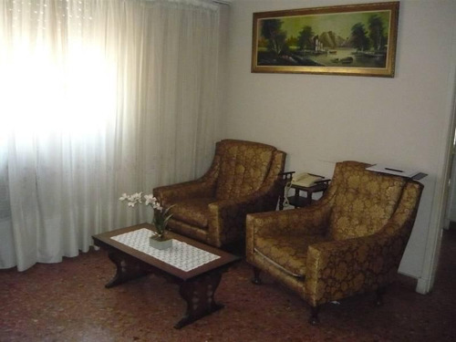 Venta En Block 2 Locales Comerciales + Piso De 4 Ambientes Con Cochera Cubierta