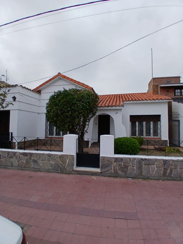 ¡tu Nuevo Hogar Ideal! Casa De 3 Dormitorios Con Amplios Espacios, Cochera Para 2 Vehículos Y 2 Patios Lista Para Escriturar