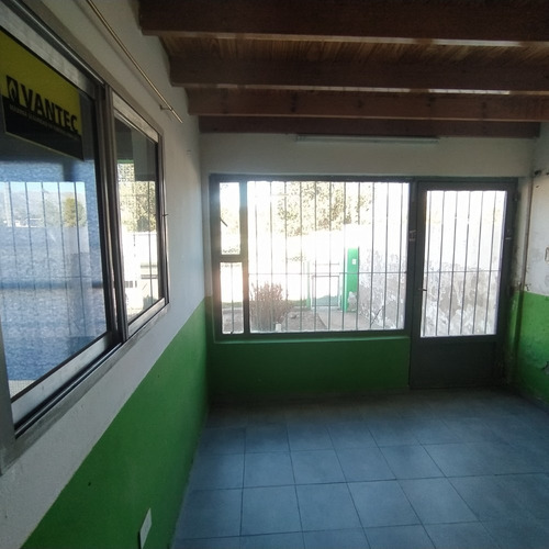 Imagen 9 de 14 de Galpón En La Entrada Del Pueblo