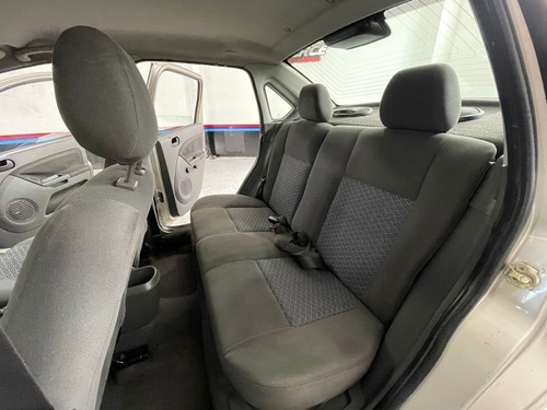 Imagen 12 de 19 de Ford Fiesta 1.6 Max Ambiente 2005