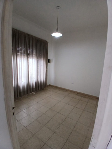 ¡tu Nuevo Hogar Ideal! Casa De 3 Dormitorios Con Amplios Espacios, Cochera Para 2 Vehículos Y 2 Patios Lista Para Escriturar