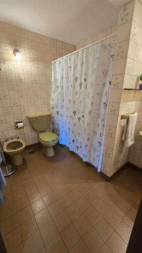 Solido Duplex De 4 Ambientes Con Cochera Y Jardin En Venta. Olivos