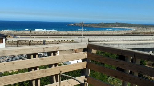 Casa De 3 Pisos Con Vista Al Mar En Frente A Pichidangui