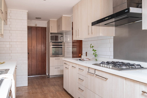 Vive Seguro En Chicureo: Casa Chilena En Condominio Central