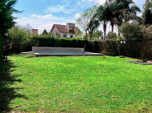 Casa En Venta Barrio Haras Maria Elena 4 Ambientes Fondo Libre Piscina