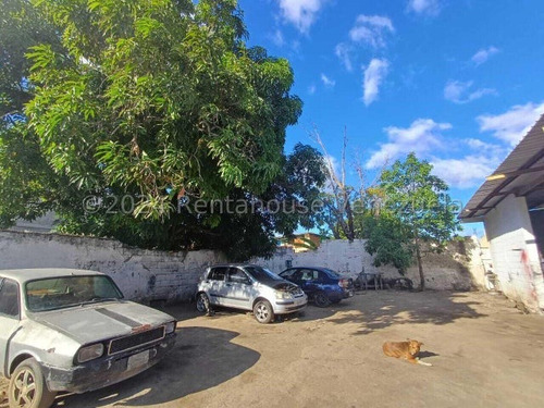 Raiza Suarez Vende Sensacional Terreno Comercial, Zona Oeste De Barquisimeto,-2 5 8 3 3-, Posee 496mts2, Ideal Para Taller, Posee Estacionamiento Amplio, Y Esta Apto Para Remodelar A Tus Gustos....