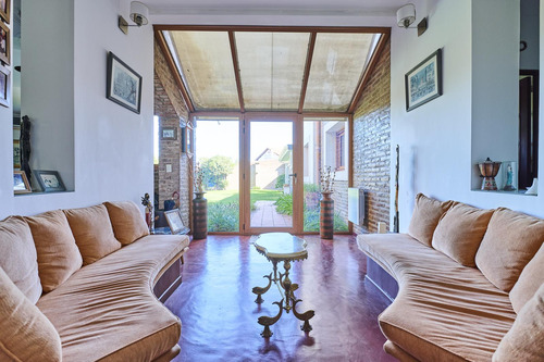 Venta - Casa 7 Amb. En Camino Real Con Jardín, Pileta Y Quincho Cerrado