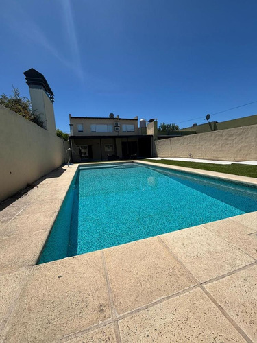 Casa En Venta - 4 Dormitorios 4 Baños - Necochea