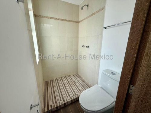 Santa Rosa Jauregui. Venta - Casa De 1 Nivel Con 3 Recámaras Y Área De Tv