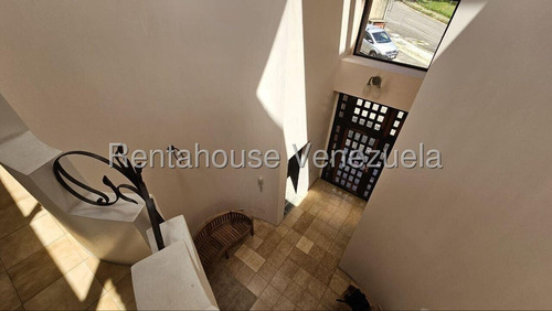 En Venta Hermosa Casa En Excelente Ubicación En Los Samanes 25-17999