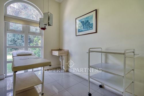 Arriendo, Centro De Salud Con Excelentes Instalaci...