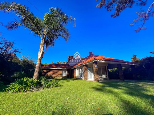 Hermosa Casa En Zona De Playa Mansa, Cerca De Todos Los Servicios