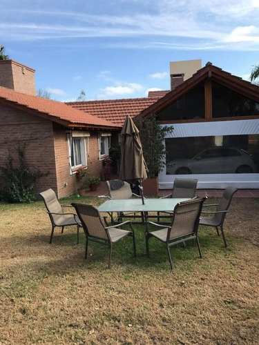 Casa A La Venta De 3 Dormitorios En Housing San Alfonso Ii.villa Allende Sobre Bodereau