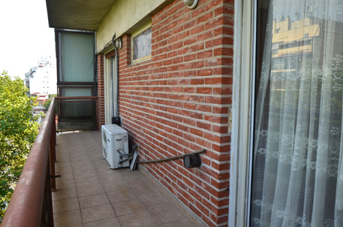 Luminoso Departamento 3 Ambientes Con Balcón, Cochera Fija Y Cubierta Y Baulera