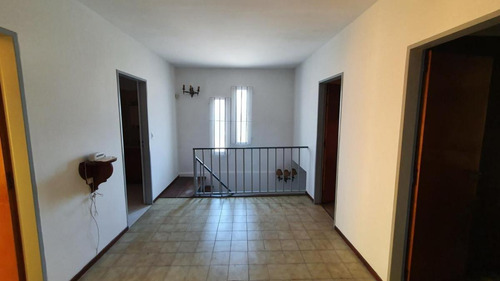 Casa En Venta - 3 Dormitorios 2 Baños - Cochera - 233mts2 - Hurlingham